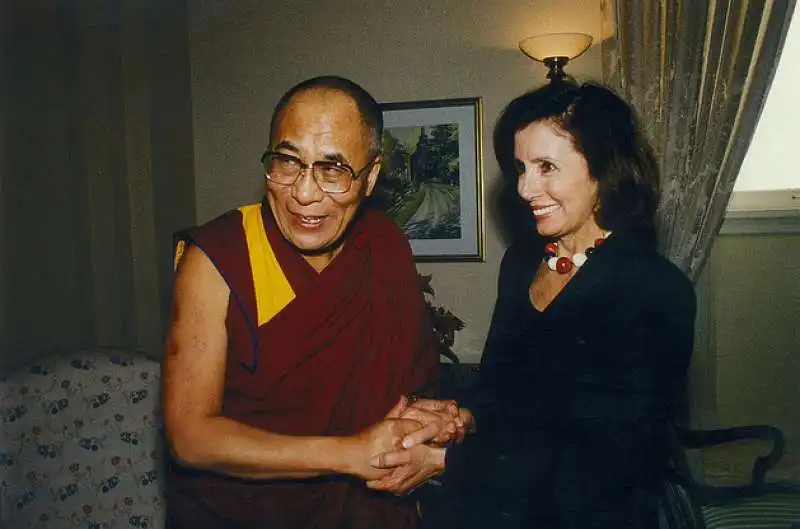 nancy pelosi e il dalai lama 2