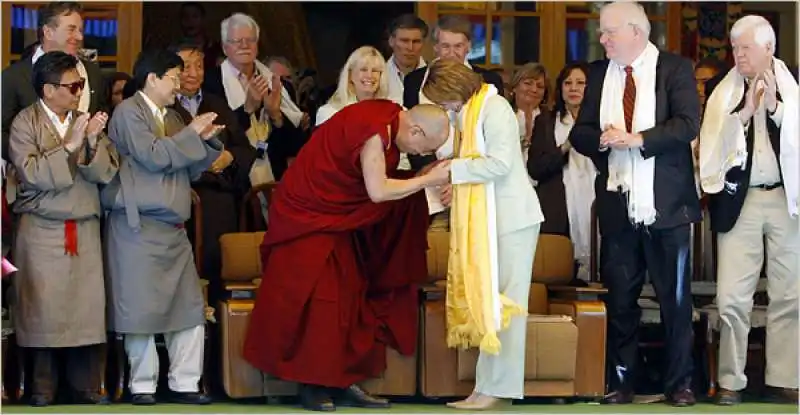 nancy pelosi e il dalai lama 4