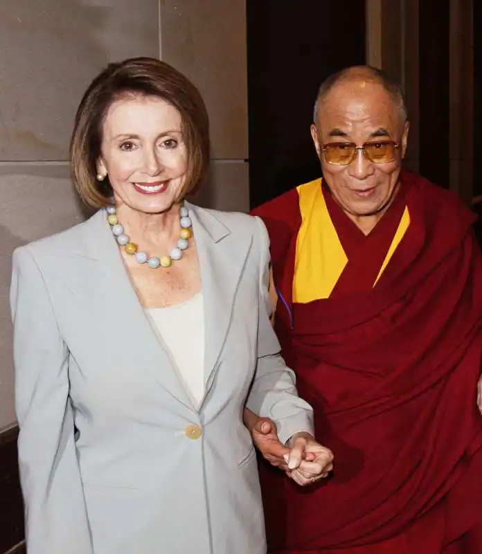 nancy pelosi e il dalai lama 5