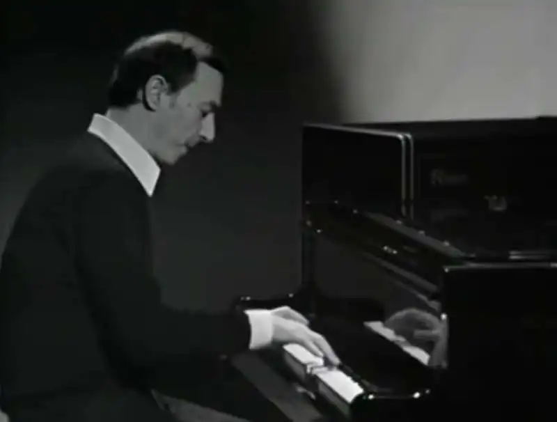 piero angela suona il piano in rai   4