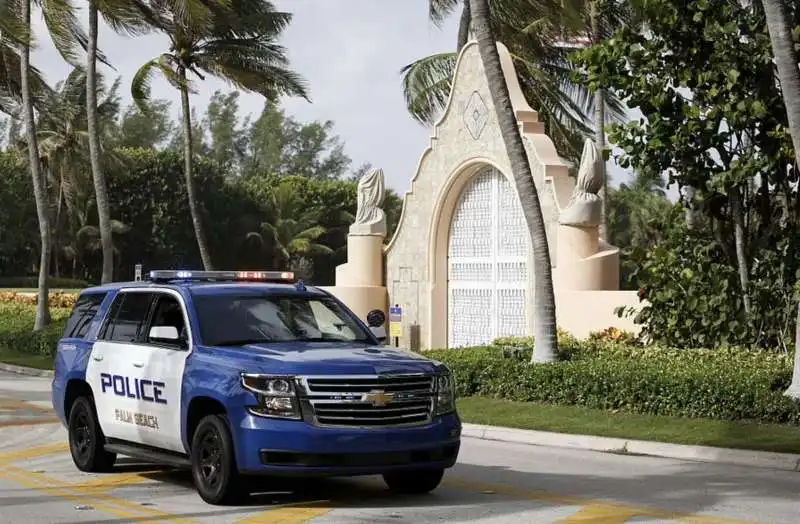 polizia fuori da casa trump a mar a lago 