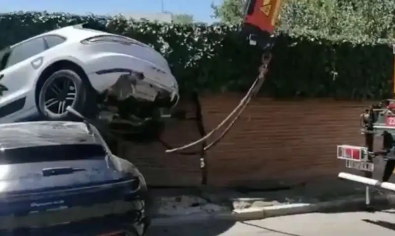 porsche incastrata nel muro del vicino a madrid   1