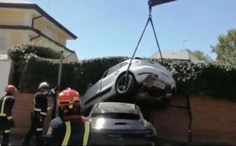 porsche incastrata nel muro del vicino a madrid   3