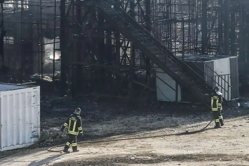 roma, incendio negli studi cinematografici di cinecitta   1