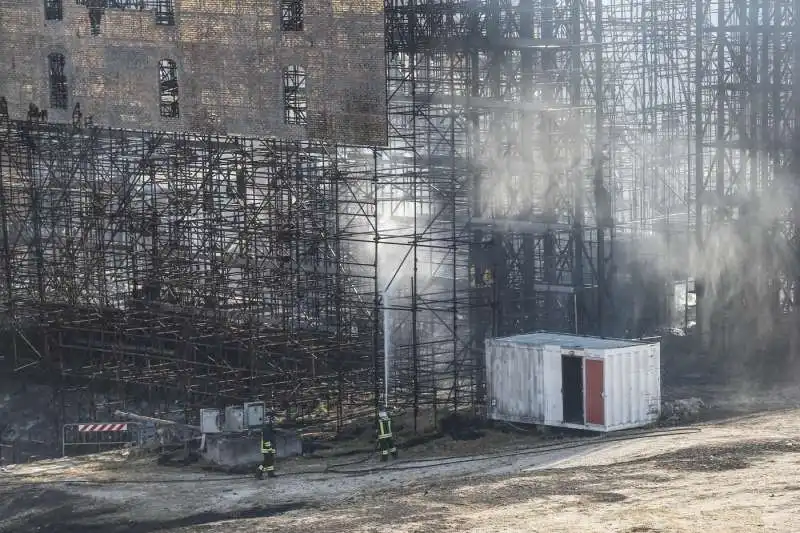 roma, incendio negli studi cinematografici di cinecitta   13