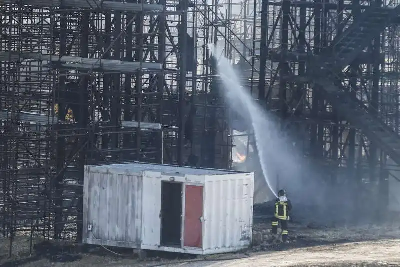 roma, incendio negli studi cinematografici di cinecitta   16