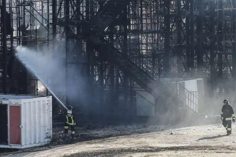 roma, incendio negli studi cinematografici di cinecitta   17