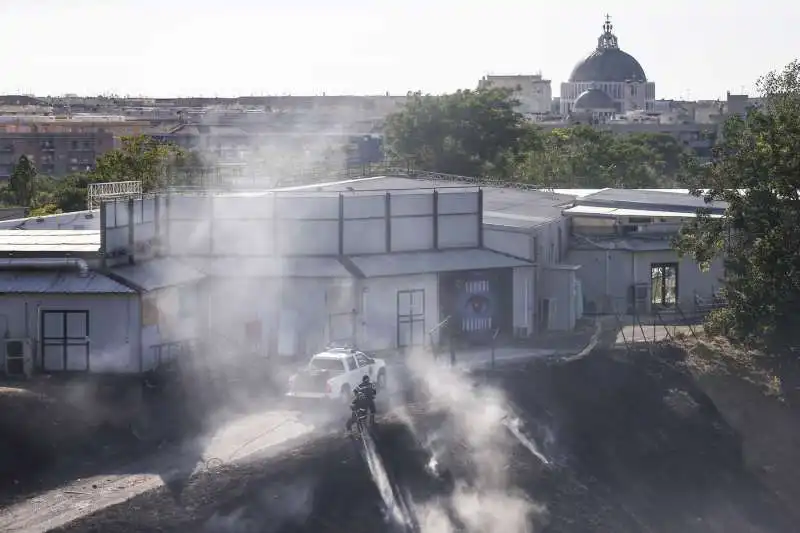 roma, incendio negli studi cinematografici di cinecitta   3