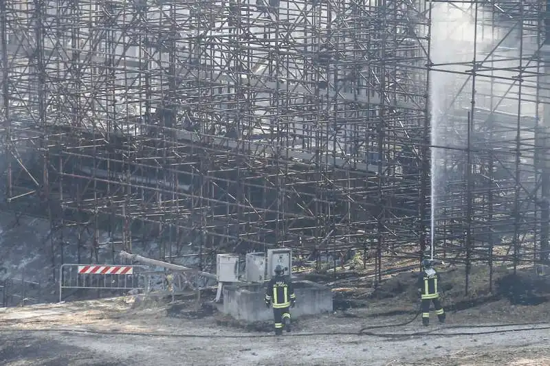 roma, incendio negli studi cinematografici di cinecitta   5