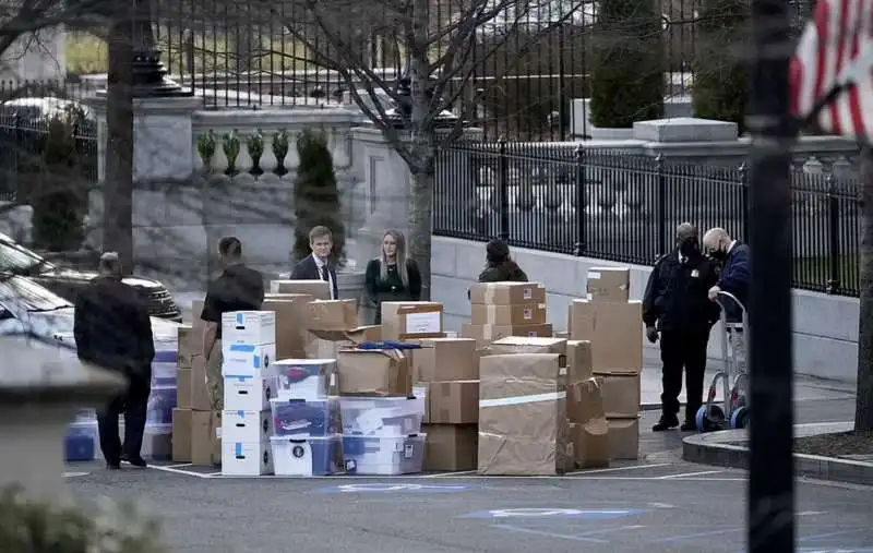 scatole piene di documenti a mar a lago 