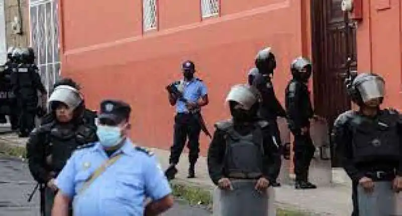 soldati intorno alla la curia episcopale di matagalpa