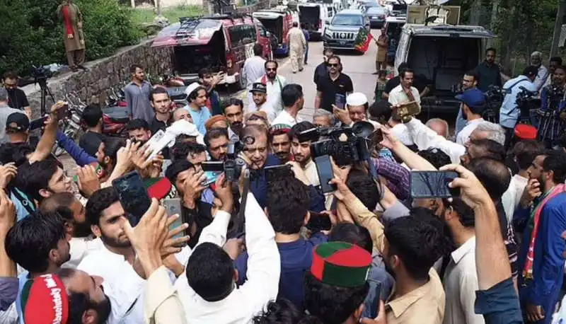 SOSTENITORI DI IMRAN KHAN FUORI LA SUA VILLA A ISLAMABAD - 1