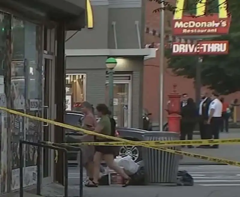 spari al mcdonalds di fulton street a new york   8