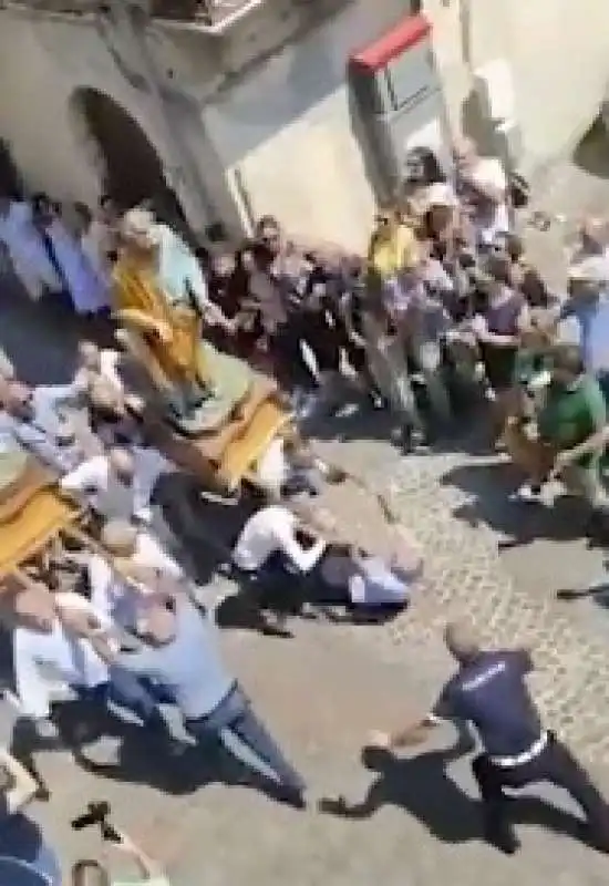 statua sulla folla durante la processione in calabria 5