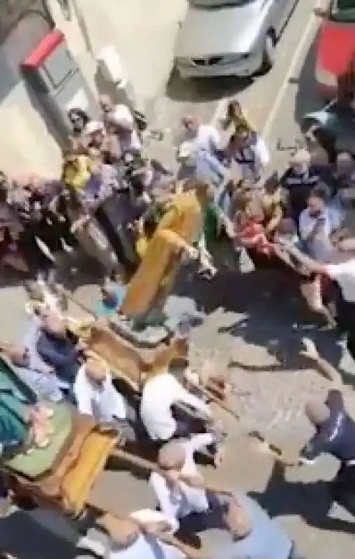 statua sulla folla durante la processione in calabria 7