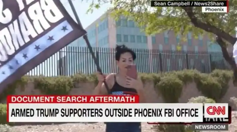 supporter armati di trump davanti agli uffici dell fbi in arizona   5