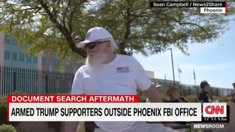 supporter armati di trump davanti agli uffici dell fbi in arizona   6