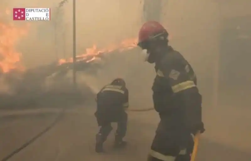 vigili del fuoco al lavoro per spegnere gli incendi in spagna   2