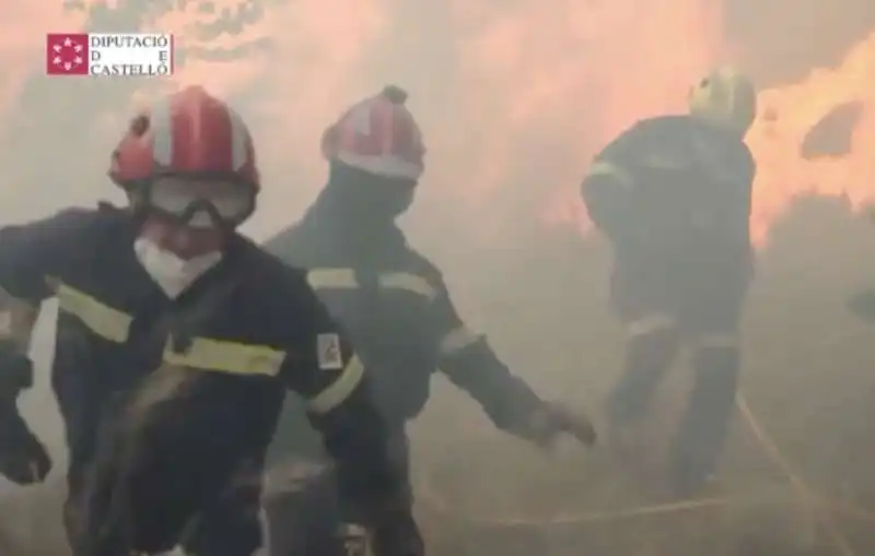 vigili del fuoco al lavoro per spegnere gli incendi in spagna   4