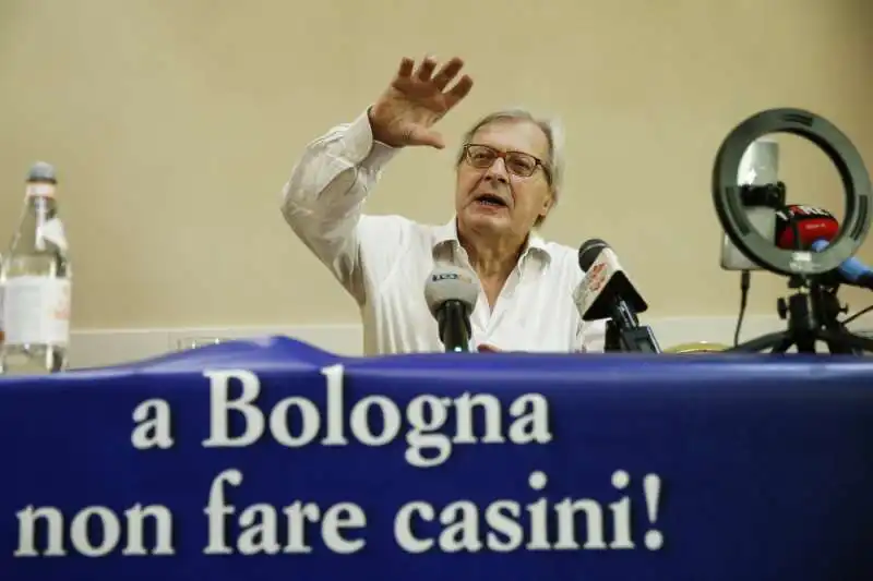 vittorio sgarbi lancia la sua candidatura contro casini a bologna   5