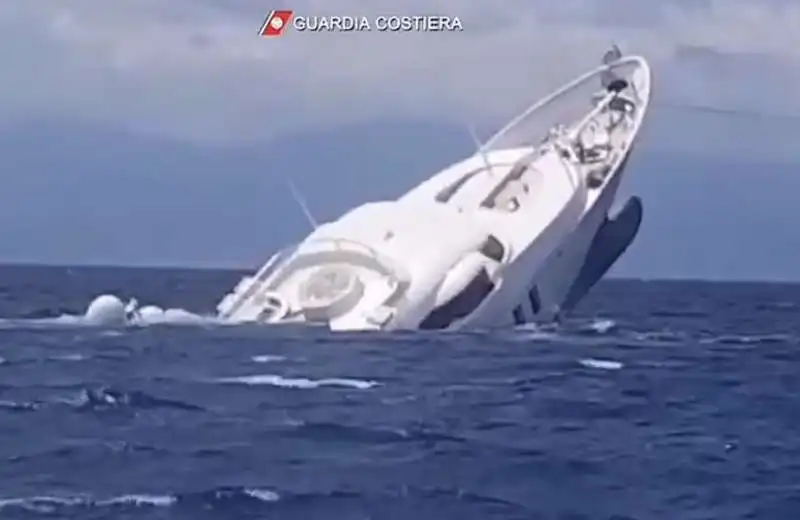 yacht affonda al largo di catanzaro, nel golfo di squillace 