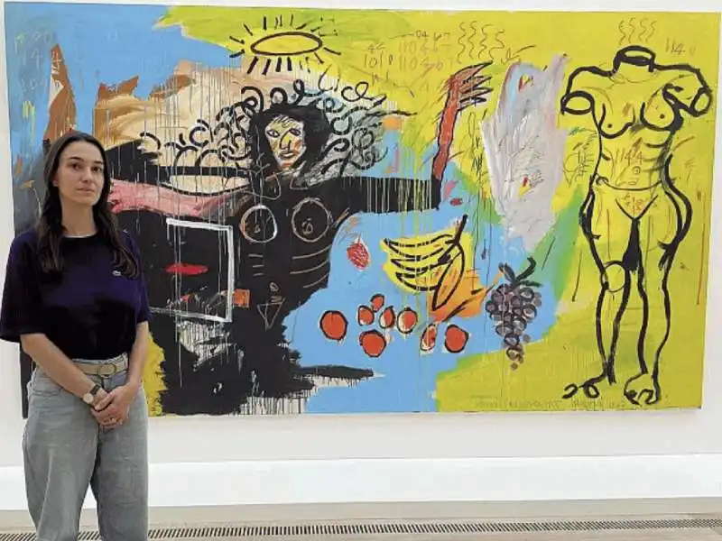 anna ferri davanti alla tela di basquiat 'woman with roman torso   venus' (1982)