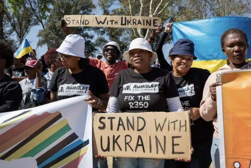 attivisti pro ucraina al vertice brics di johannesburg 