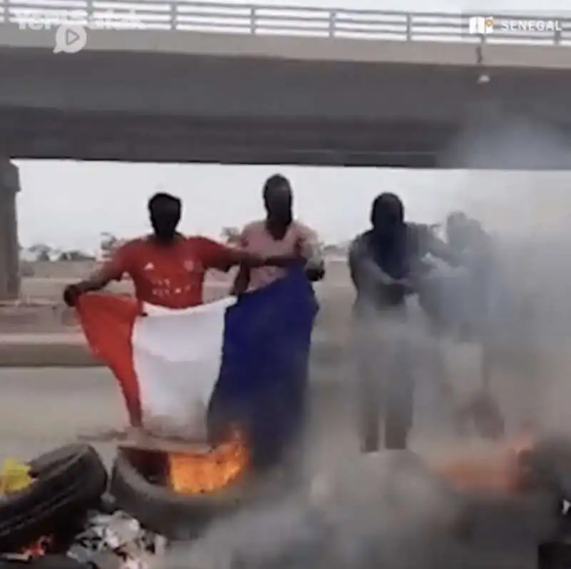 bandiere francesi bruciate in senegal  