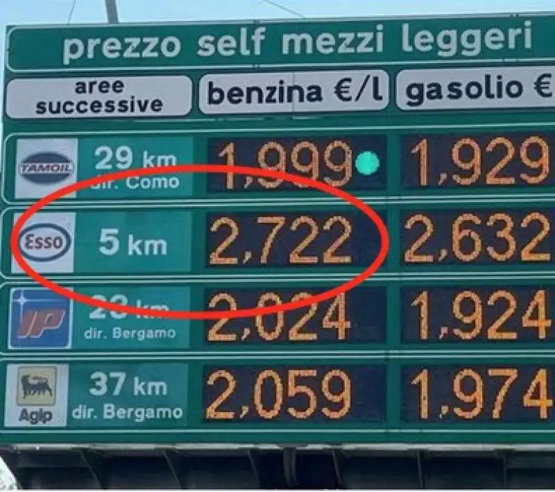 benzina a 2,7 euro al litro all area di servizio Villoresi ovest sull A8 - 15 agosto 2023