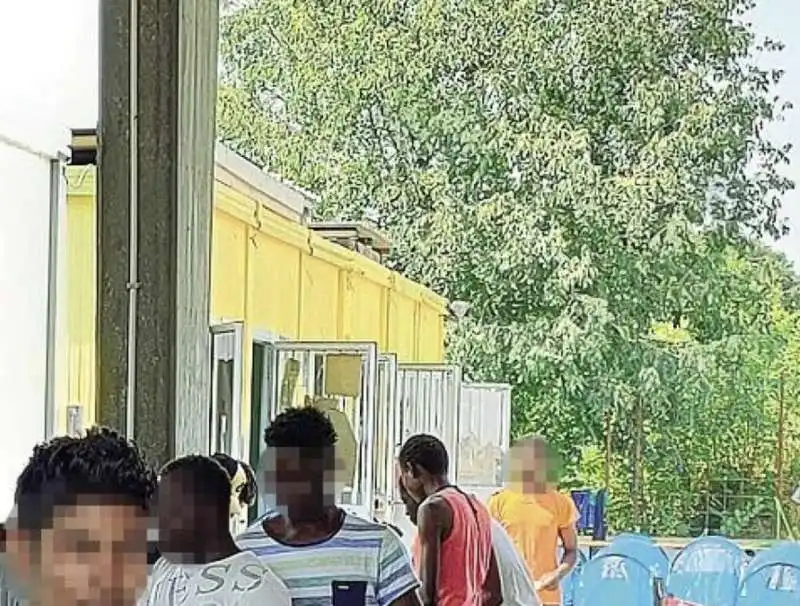 centro accoglienza migranti quartiere vallette   torino 1