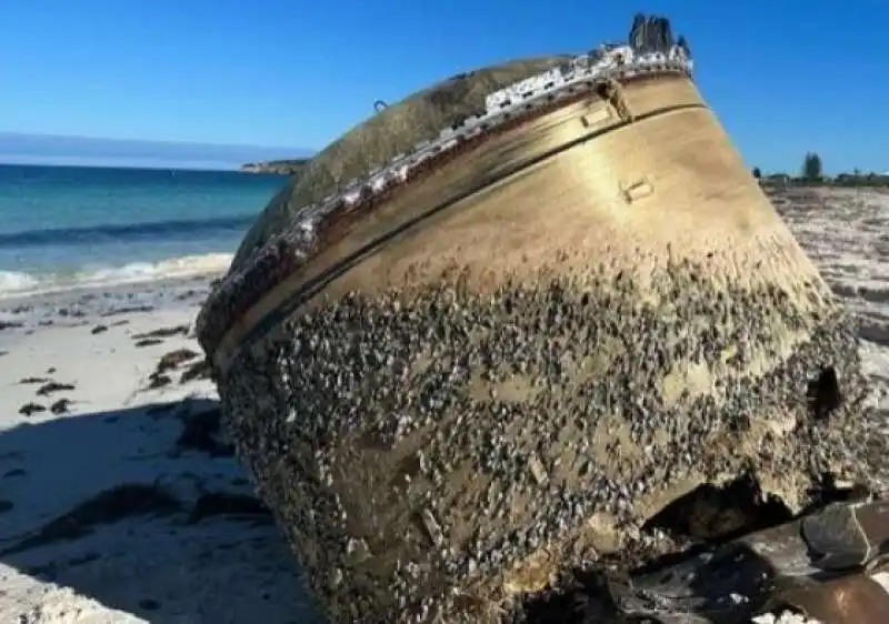 cilindro ritrovato su una spiaggia in australia 3