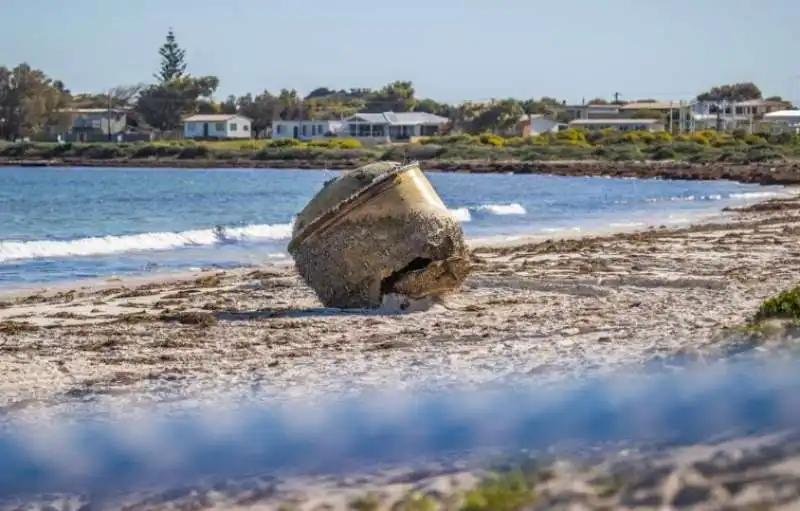 cilindro ritrovato su una spiaggia in australia 5