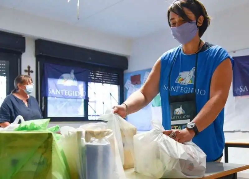 consegna di pacchi di cibo dalla comunita di sant egidio 