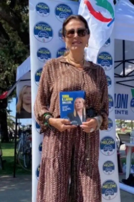 daniela santanche al mercato di tonfano, a marina di pietrasanta   1