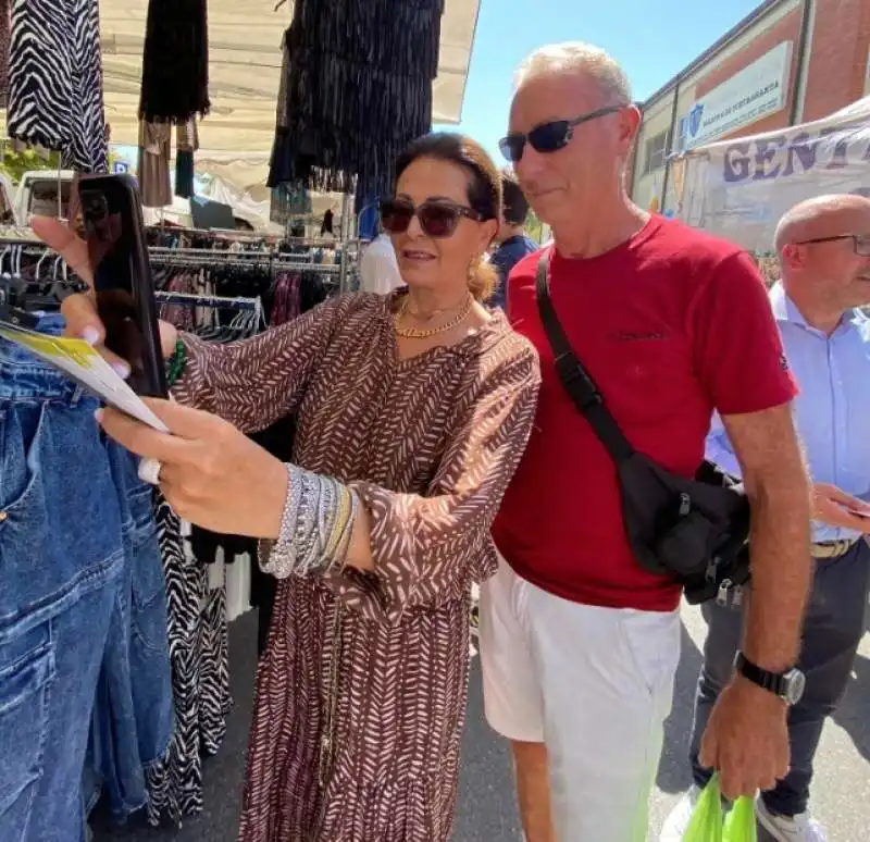 daniela santanche al mercato di tonfano, a marina di pietrasanta   2