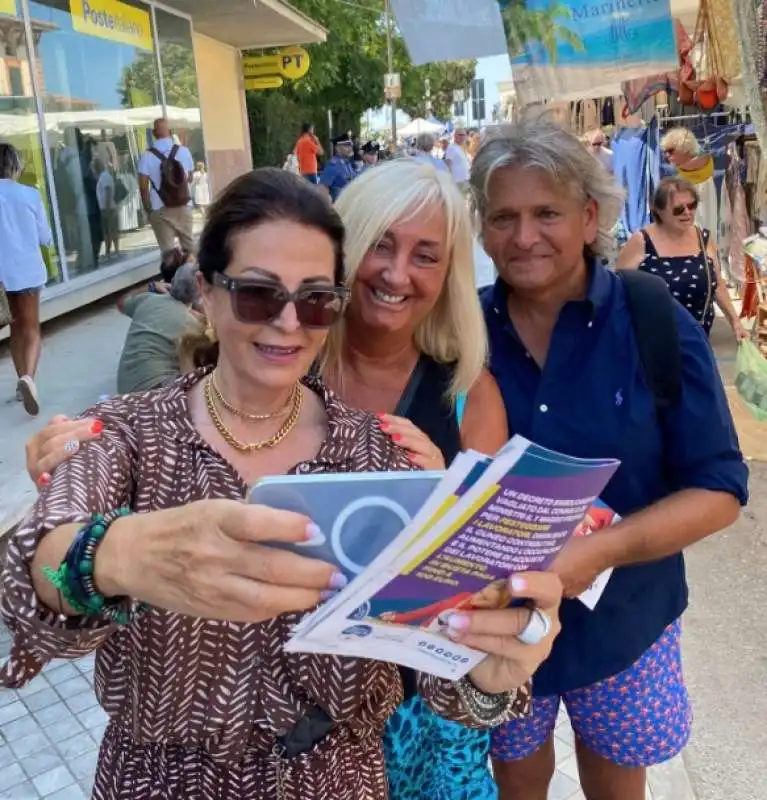 daniela santanche al mercato di tonfano, a marina di pietrasanta   3