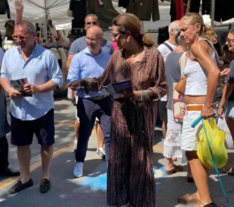 daniela santanche al mercato di tonfano, a marina di pietrasanta   8