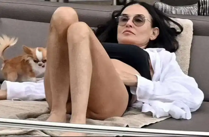 demi moore in bikini in uno yacht, in grecia   5