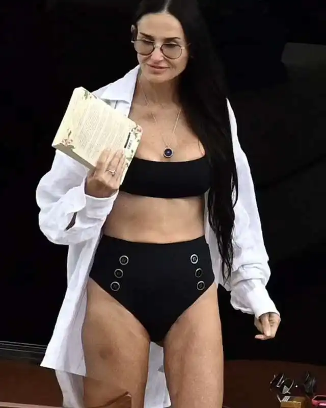 demi moore in bikini in uno yacht, in grecia   9