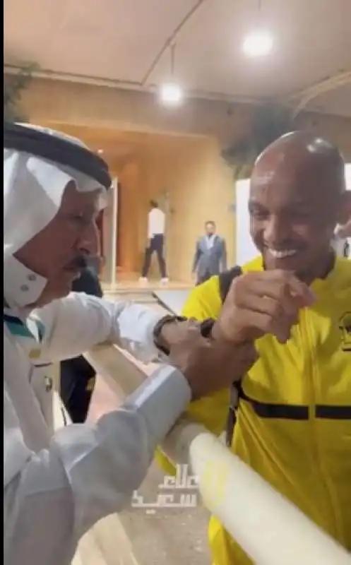 fabinho riceve un rolex daytona da un tifoso 3