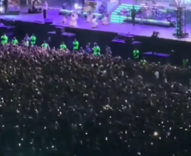 fan cadono al concerto di lana del rey a citta del messico 2