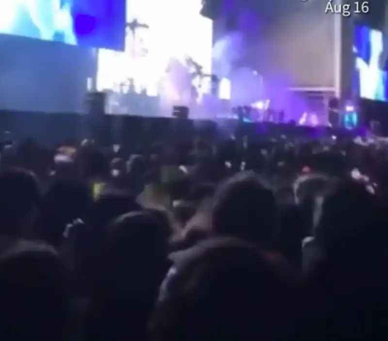 fan cadono al concerto di lana del rey a citta del messico 6