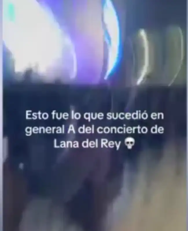 fan cadono al concerto di lana del rey a citta del messico 8