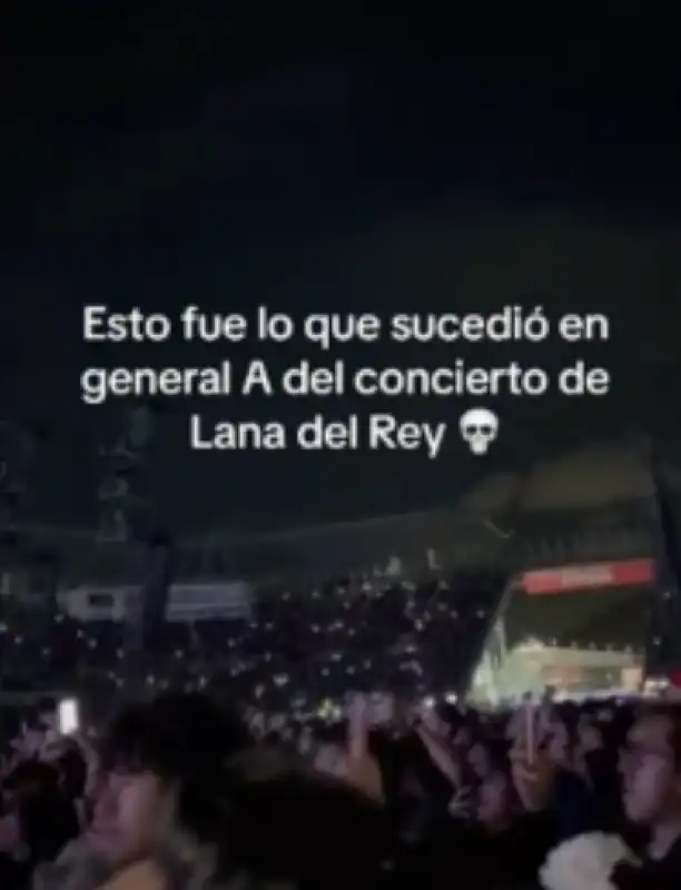 fan cadono al concerto di lana del rey a citta del messico 9