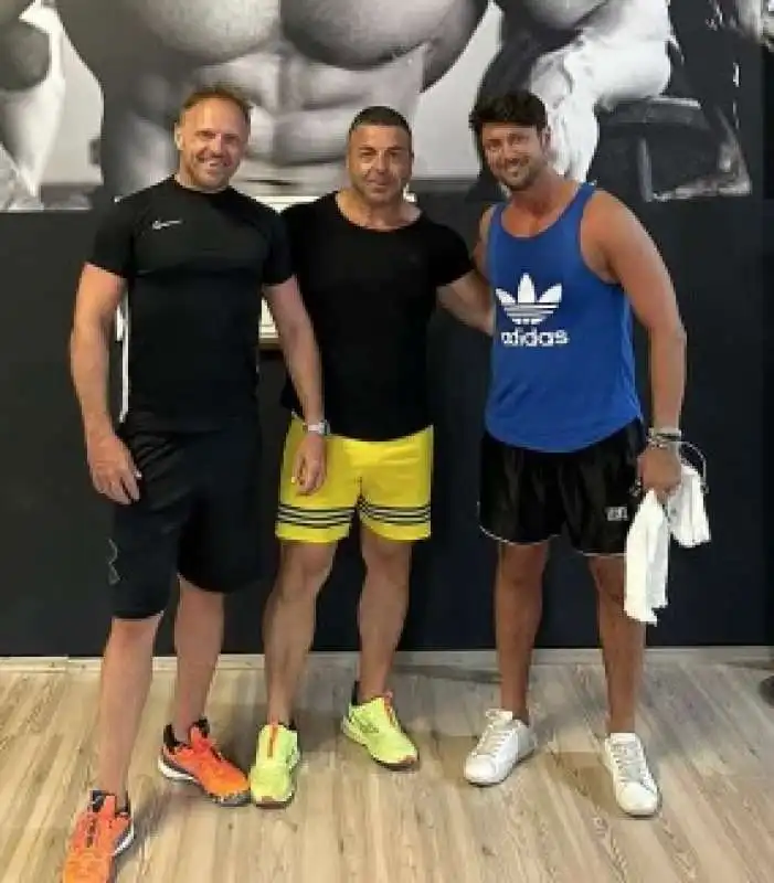 francesco lollobrigida e andrea giambruno con antonio urso proprietario di una palestra a ceglie messapica