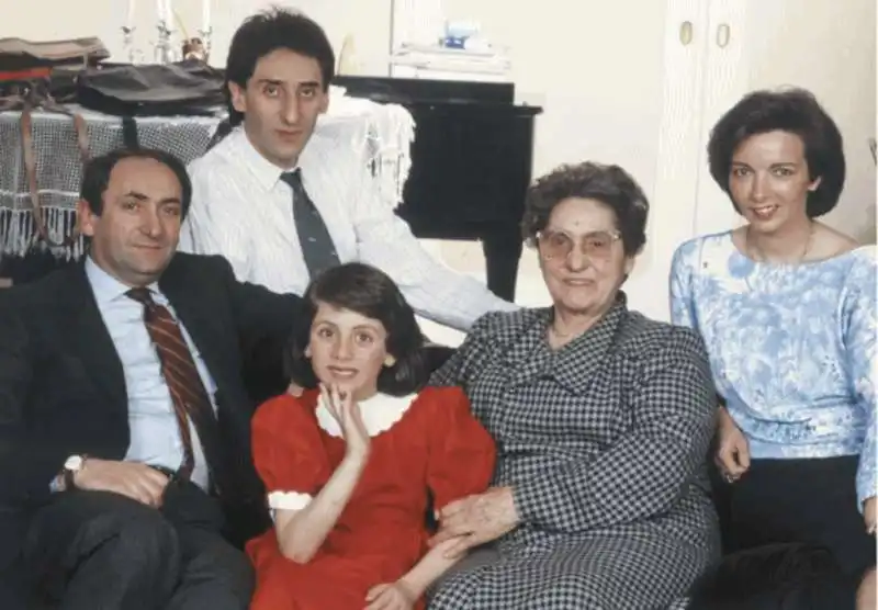 Franco Battiato nel 1985. Da SX il fratello Michele - la nipote Grazia Cristina - la madre Grazia - la cognata Graziella