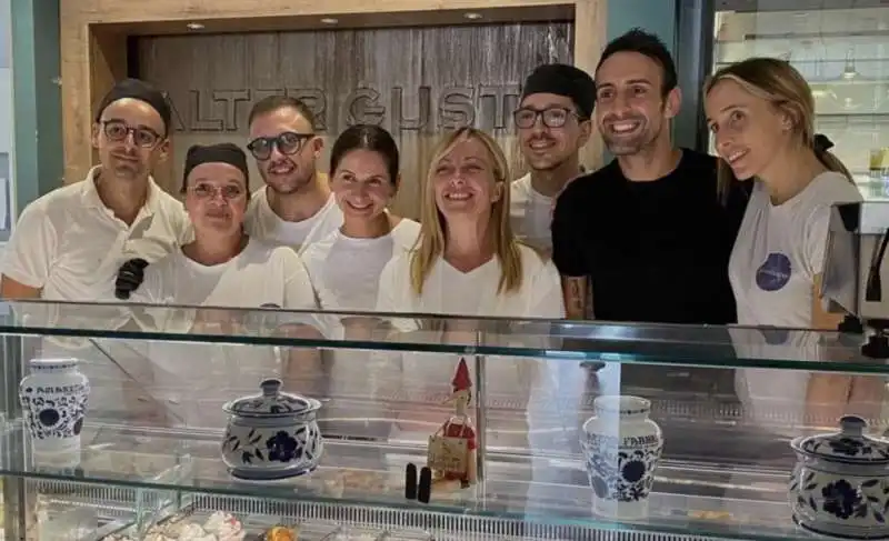 GIORGIA MELONI ALLA PASTICCERIA ALTER GUSTO DI CEGLIE MESSAPICA 