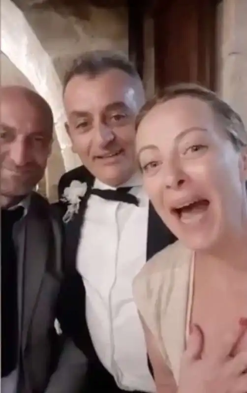 giorgia meloni fa gli auguri agli sposi cosimo nardelli e miriam palumbo   4