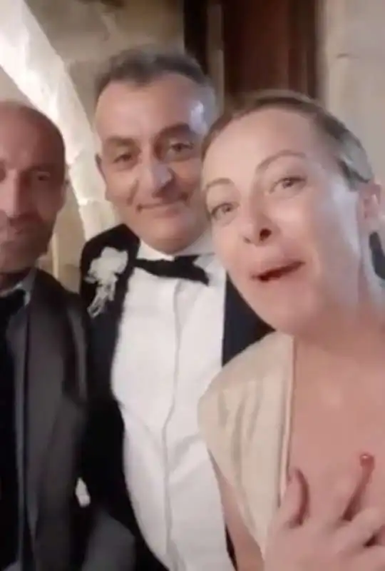 giorgia meloni fa gli auguri agli sposi cosimo nardelli e miriam palumbo   5