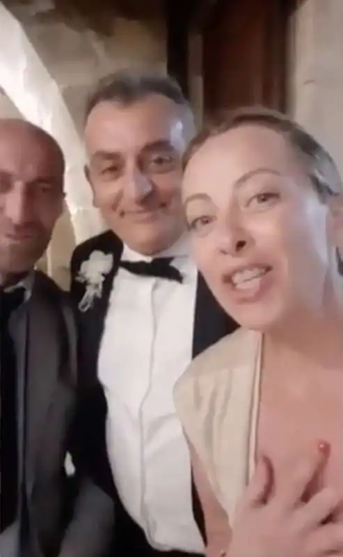 giorgia meloni fa gli auguri agli sposi cosimo nardelli e miriam palumbo   6